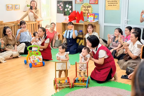 Các giáo viên trao đổi chuyên môn tại hoạt động giáo dục trẻ nhà trẻ. 