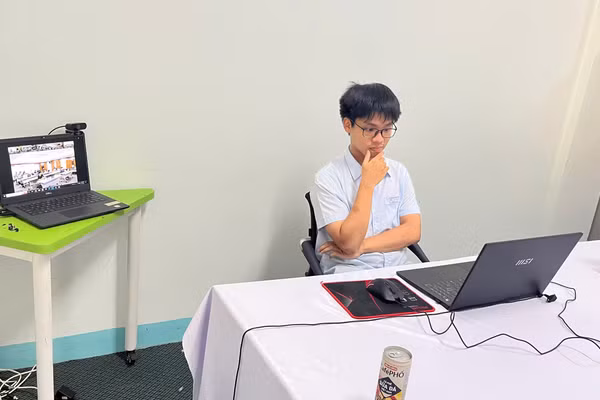 Em Phan Đình Triết (học sinh lớp 12A5, Trường THPT chuyên Lê Quý Đôn, Đà Nẵng). 
