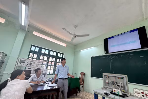 Các nhà giáo trong bài giảng trực tiếp. 