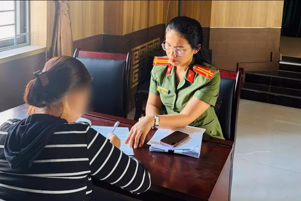 Công an xử phạt vi phạm hành chính đối người liên quan. Ảnh: Công an cung cấp