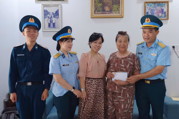 Thượng tá Trịnh Văn Ngọc (bên phải ngoài cùng), Phó Chính ủy Trung đoàn tặng quà cho bà Võ Thị Bích Ngọc, thương binh 2/3 (phường An Hải, TP Đà Nẵng).