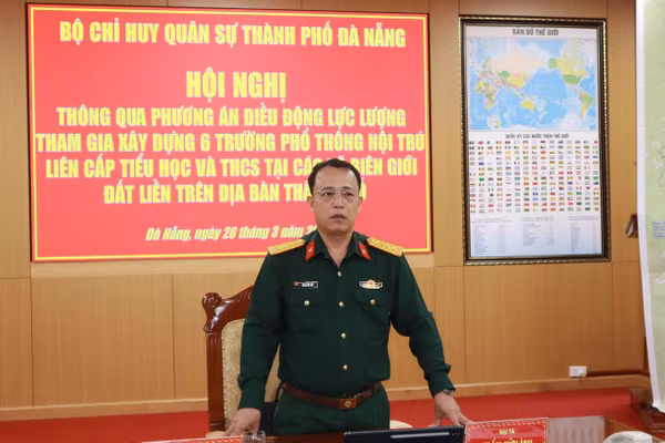 Đại tá Trần Hữu Ích, Chỉ huy Trưởng Bộ Chỉ huy Quân sự thành phố Đà Nẵng chủ trì hội nghị. 