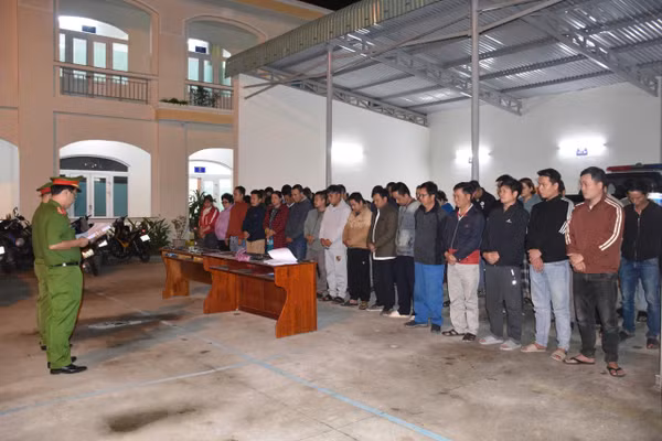 Công an tống đạt quyết định khởi tố vụ án, khởi tố các bị can liên quan đường dây đánh bạc và tổ chức đánh bạc.