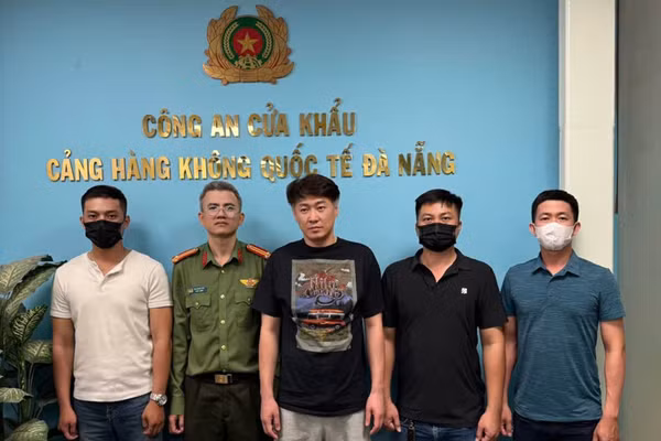 Công an bắt giữ Joo Young Su. Ảnh: Công an cung cấp