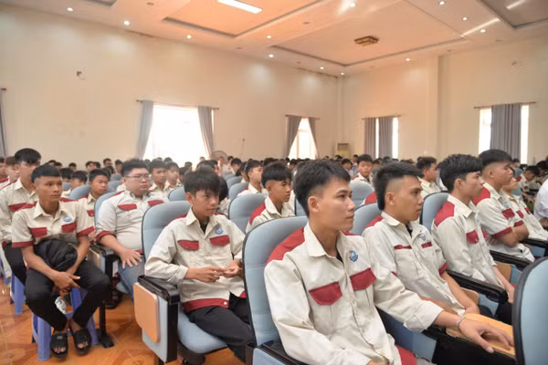 Sinh viên Trường Cao đẳng Kỹ nghệ Dung Quất. 