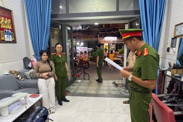 Công an thực hiện lệnh bắt khẩn cấp đối với Nguyễn Thị Kim Sau. Ảnh: Công an cung cấp
