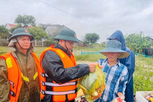 Thượng tướng Trương Thiên Tô, Phó Chủ nhiệm Tổng cục Chính trị Quân đội nhân dân Việt Nam trao hỗ trợ nhu yếu phẩm cho nhân dân vùng lũ. 