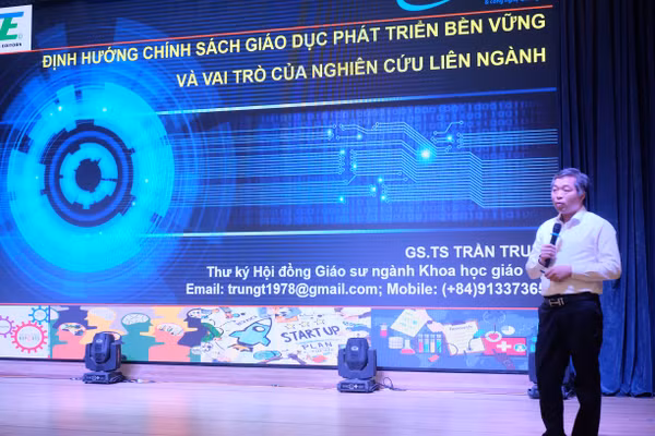 Các nhà quản lý giáo dục, chuyên gia, giảng viên đại học, nhà nghiên cứu trình bày tham luận tại Hội thảo. 