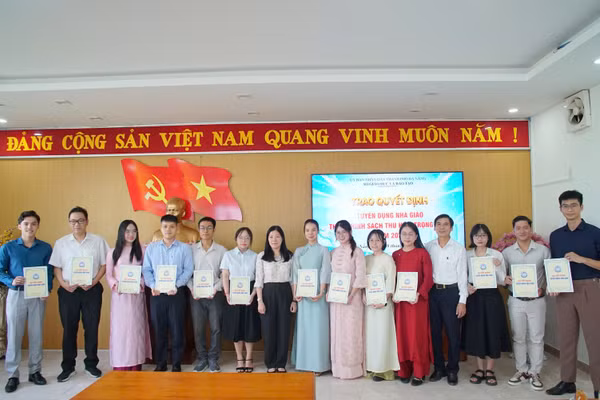 Lãnh đạo Sở GD&ĐT TP Đà Nẵng trao quyết định tuyển dụng cho các giáo viên.