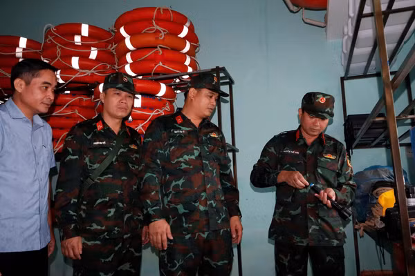 Kiểm tra lực lượng, phương tiện ứng phó mưa lớn. Ảnh: Quang Cường, Bộ Chỉ huy Quân sự TP Đà Nẵng