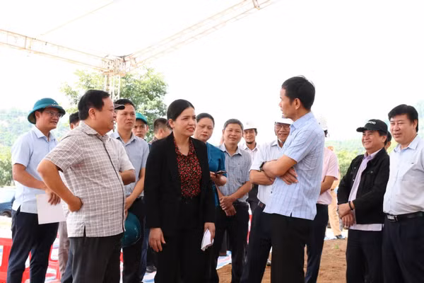 Bà Y Ngọc (thứ 2 từ trái sang) - Phó Chủ tịch Thường trực UBND tỉnh Quảng Ngãi kiểm tra công tác chuẩn bị Lễ khởi công. Ảnh: Cổng TTĐT tỉnh Quảng Ngãi