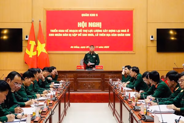 Trung tướng Lê Ngọc Hải - Tư lệnh Quân khu 5 chủ trì Hội nghị. 