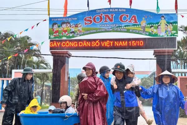 Bộ đội hỗ trợ đưa trẻ mầm non ra khỏi khu vực ngập lụt. Ảnh: Sông Hàn