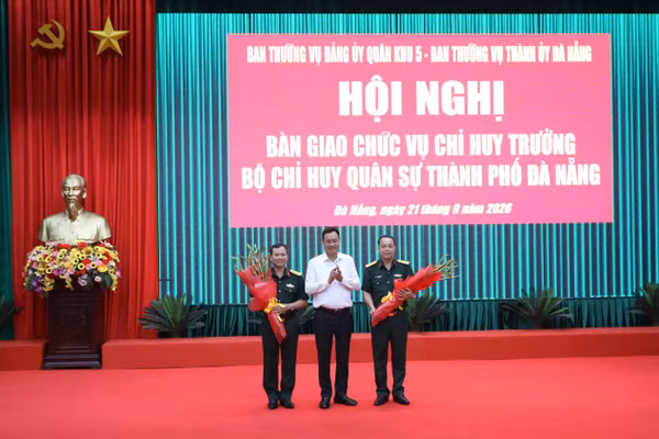 Ông Lê Ngọc Quang, Bí thư Thành ủy Đà Nẵng tặng hoa cho Đại tá Trần Hữu Ích và Đại tá Nguyễn Thế Vinh.