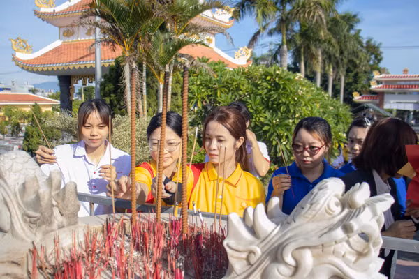 Sinh viên Trường Cao đẳng Đại Việt Đà Nẵng dâng hương các anh hùng liệt sĩ. 