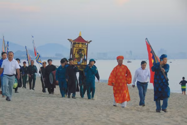 Lễ hội Cầu ngư của người dân miền biển. 