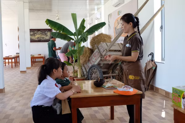 Học sinh được hướng dẫn làm các loại bánh truyền thống của xứ Quảng. 