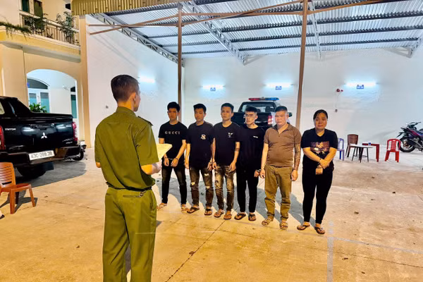Công an thực hiện Lệnh giữ người trong trường hợp khẩn cấp đối với những người có liên quan vụ án. Ảnh: Công an
