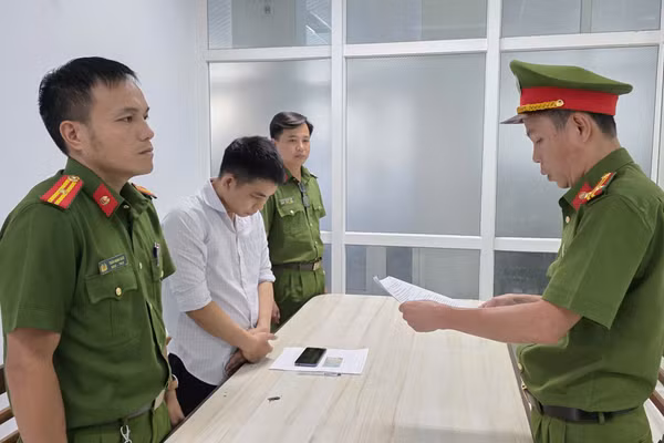 Công an tống đạt quyết định khởi tố vụ án, khởi tố bị can và thực hiện lệnh bắt bị can để tạm giam đối với Nguyễn Minh Quang. Ảnh: CACC