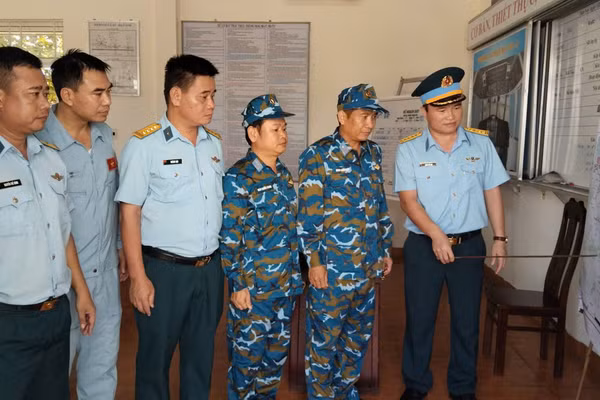 Cán bộ, chiến sĩ họp để xác định khu vực tìm kiếm 3 người mất tích.