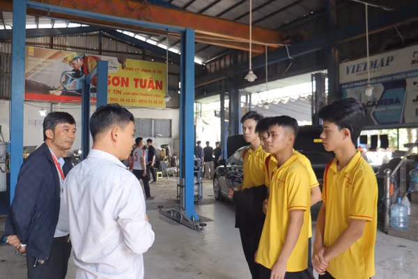 Sinh viên ngành kỹ thuật ô tô được đưa xuống các gara sửa ô tô để thực hành.