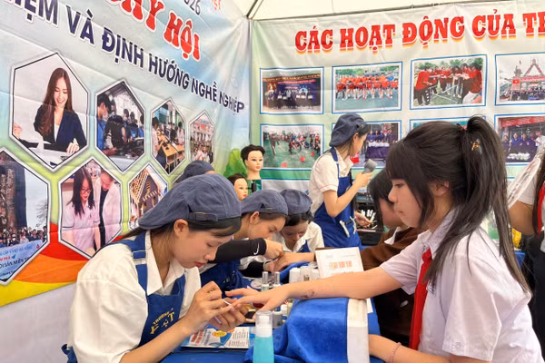 Học sinh được trải nghiệm nghề nghiệp tại Trường Trung cấp Ý Việt (Đà Nẵng). 
