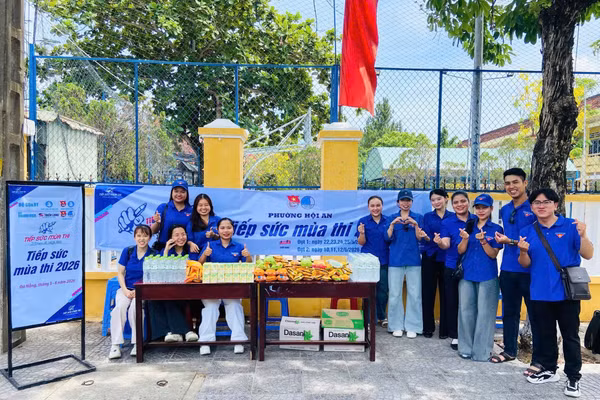 Đoàn viên thanh niên tham gia tiếp sức mùa thi tại Kỳ thi tuyển sinh lớp 10 tại Đà Nẵng. 