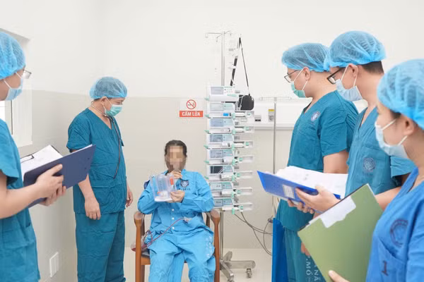 Bác sĩ thăm khám và kiểm tra sức khỏe cho bệnh nhân sau ca ghép gan. 