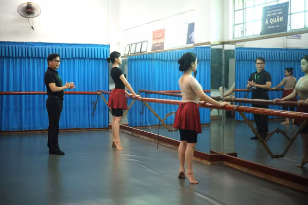 Giáo viên kiểm tra phần thi năng khiếu của thí sinh. 