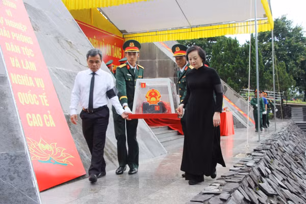 Phó Thủ tướng Phạm Thị Thanh Trà và Bí thư tỉnh uỷ Quảng Ngãi Hồ Văn Niên đưa các hài cốt liệt sĩ về nơi an nghỉ cuối cùng. 