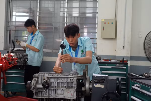 Sinh viên Trường Cao đẳng Đà Nẵng trong giờ thực hành. 