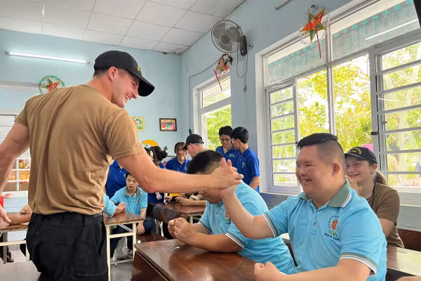 Hải quân Hoàng gia Canada giao lưu cùng trẻ em tại Trung tâm bảo trợ trẻ em và nạn nhân chất độc màu da cam Đà Nẵng. 