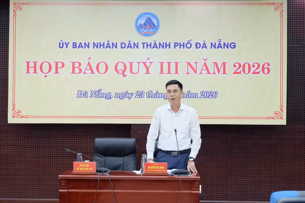 Ông Nguyễn Đức Bình, Chánh Văn phòng UBND TP Đà Nẵng, trao đổi tại buổi họp báo.