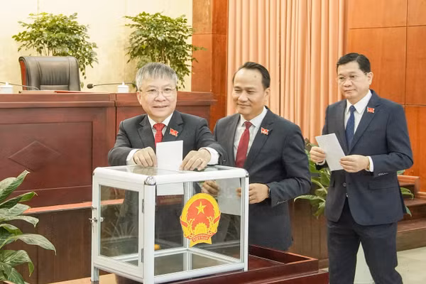 Ông Nguyễn Đức Dũng (đầu tiên, từ trái qua), Chủ tịch HĐND TP khóa XI, nhiệm kỳ 2026 – 2031. Ảnh: Cổng TTĐT Đà Nẵng 