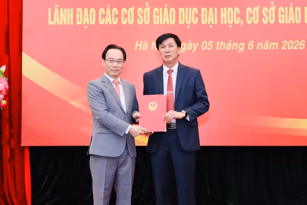 Bộ trưởng Bộ GD&ĐT Hoàng Minh Sơn trao quyết định bổ nhiệm ThS Lê Thành Nam tiếp tục giữ chức vụ Hiệu trưởng Trường Cao đẳng Kỹ nghệ Dung Quất (Quảng Ngãi). 