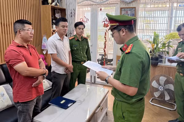 Công an tống đạt quyết định khởi tố vụ án, khởi tố bị can và thi hành Lệnh bắt bị can để tạm giam đối với Nguyễn Lê Duy Dũng.