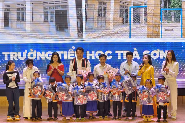 Đại diện Trường Liên cấp Thành phố Giáo dục Quốc tế IEC Quảng Ngãi trao quà cho học sinh Trường Tiểu học Trà Sơn. 