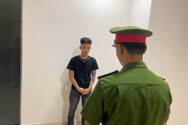 Công an thực hiện Lệnh giữ người trong trường hợp khẩn cấp đối với Nguyễn Thi Trình. Ảnh: Công an