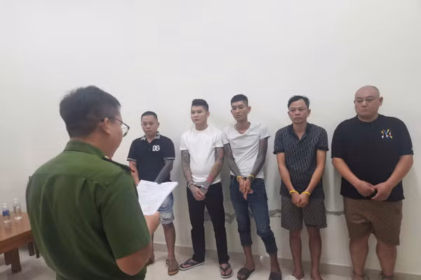 5 người bị bắt giữ để điều tra về hành vi bắt giữ người trái pháp luật. (Ảnh: CACC)
