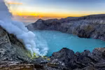 Kawah Ijen là một núi lửa dạng tầng nằm trên dãy núi Puger, ở phía Đông Java, Indonesia.