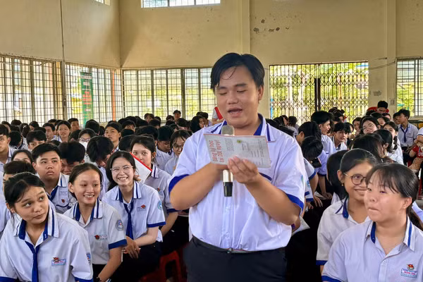 Học sinh nhờ chuyên gia tư vấn tháo gỡ khó khăn trong việc chọn nghề.