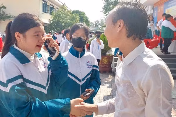 Một học sinh hạnh phúc đến rơi nước mắt khi gặp lại TS Huỳnh Anh Bình tại buổi tư vấn hướng nghiệp ở trường mình. 