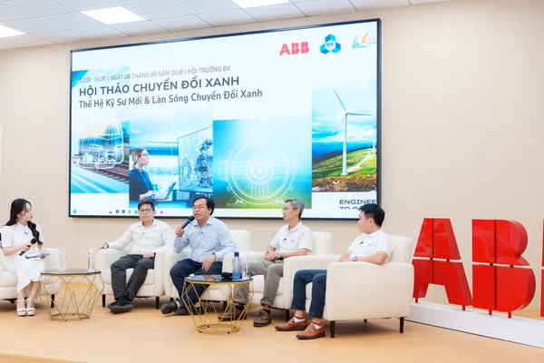 Các diễn giả cùng nhau trao đổi tại hội thảo chuyển đổi xanh.