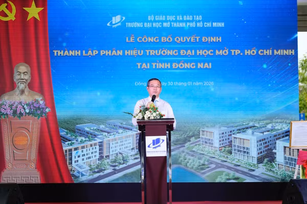 Thứ trưởng Bộ GD&ĐT Nguyễn Văn Phúc phát biểu tại buổi lễ thành lập phân hiệu của Trường ĐH Mở TPHCM tại Đồng Nai. Ảnh: HCMOU.
