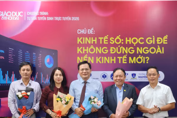 Các diễn giả tham gia trực tiếp chương trình tư vấn tuyển sinh trực tuyến. 