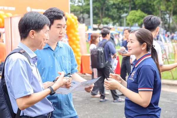 Hoạt động tư vấn tuyển sinh của Trường Đại học Ngân hàng TPHCM tại Ngày hội lựa chọn nguyện vọng xét tuyển đại học - cao đẳng năm 2026, tháng 7/2026. Ảnh: HUB.