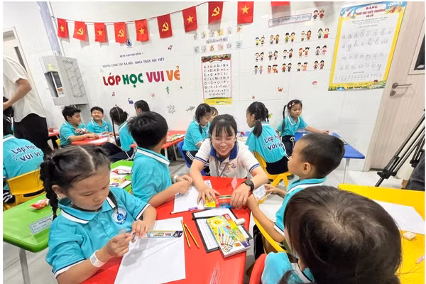 Các em học sinh và giáo viên vui vẻ cùng nhau học tập trong ngày đầu tiên của năm học mới.
