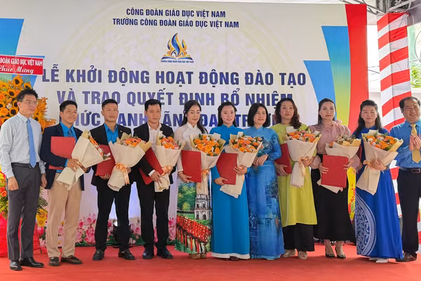 Tập thể Ban giám hiệu, lãnh đạo các phòng ban của Trường Công đoàn Giáo dục Việt Nam nhiệm kỳ mới ra mắt.