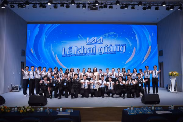 Tân sinh viên Học viện hàng không Việt Nam chào năm học mới.