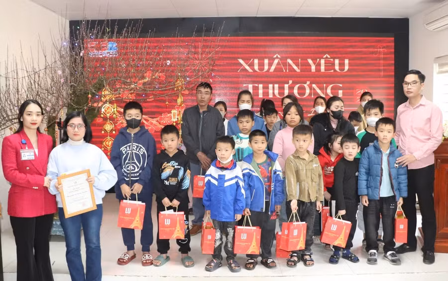 Những món quà tết ý nghĩa được trao gửi đến bệnh nhi đang điều trị tại Bệnh viện Ung bướu Nghệ An. Ảnh: BVCC